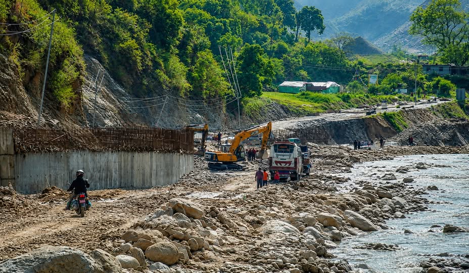 बीपी राजमार्ग निरन्तर जोखिममा, रोशी खोलामा पानी बढेपछि सवारी ‘होल्ड’